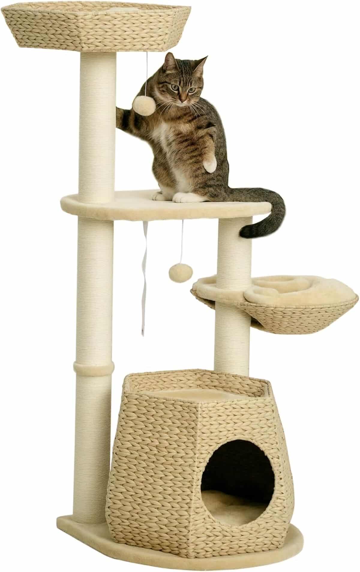 Test du griffoir arbre à chat PawHut avec hamac et jouets suspendus